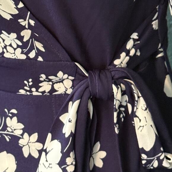 VINCE CAMUTO Dress Size 8 Floral Wrap Navy Blue Short Sleeve V-Neck Stretchy Tie - Picture 2 of 8